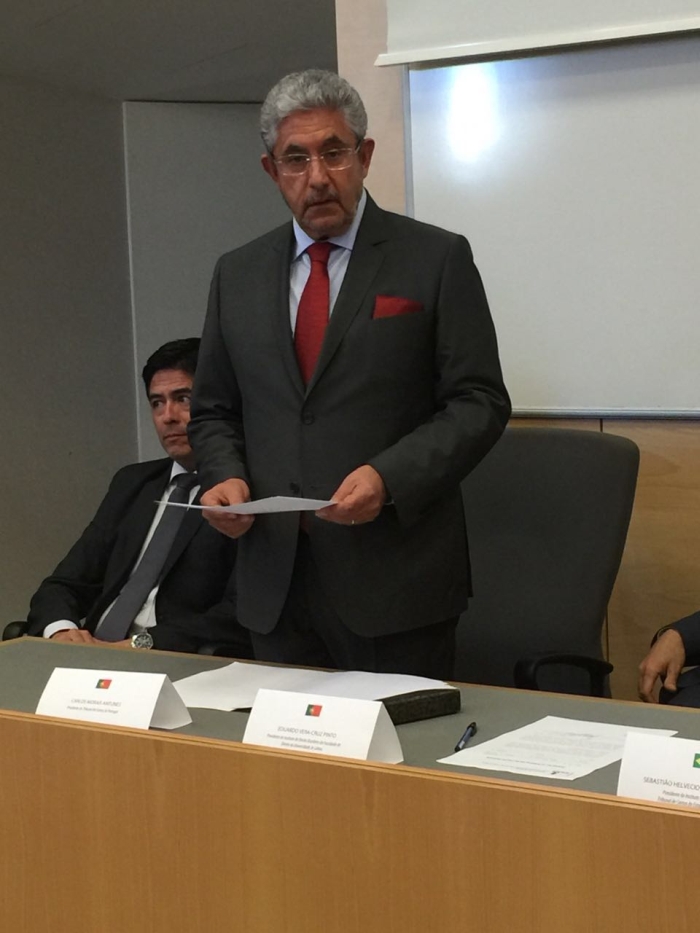 O presidente do Tribunal de Contas de Portugal, Carlos Morais Antunes, abre os trabalhos do seminário.